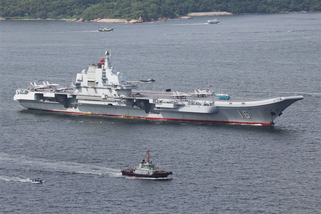 媒體9日報導,共軍航空母艦遼寧號(中)晚間通過台灣海峽。國防部發布新聞稿否認,並表示「此為假訊息,與事實不符」。(中央社檔案照片)