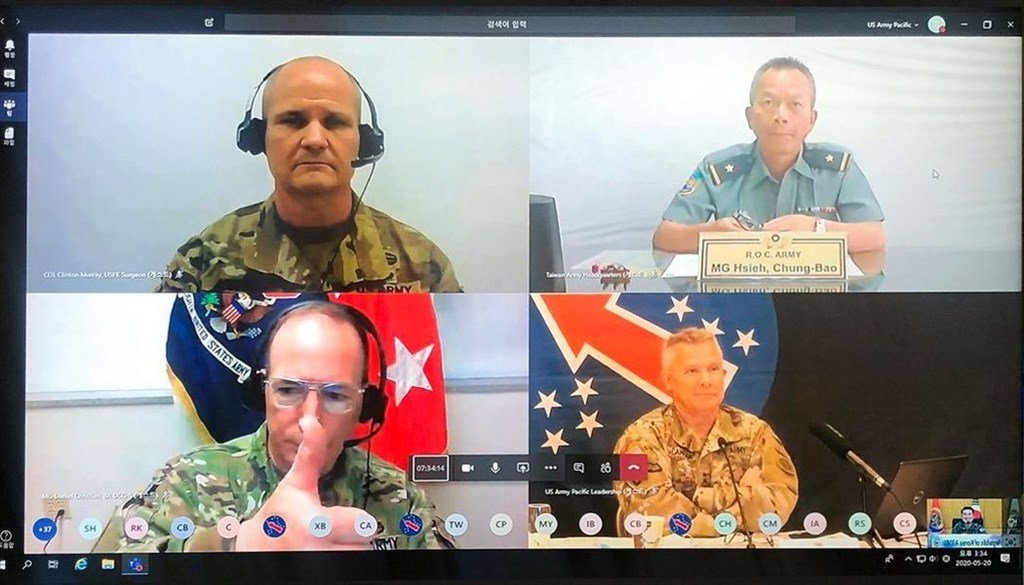 美國太平洋陸軍司令部主辦印太陸軍視訊會議，邀請26國陸軍參與。國軍少將謝宗保（右上）也受邀參與其中一場會議。（圖取自facebook.com/DaehanmingugYuggun）