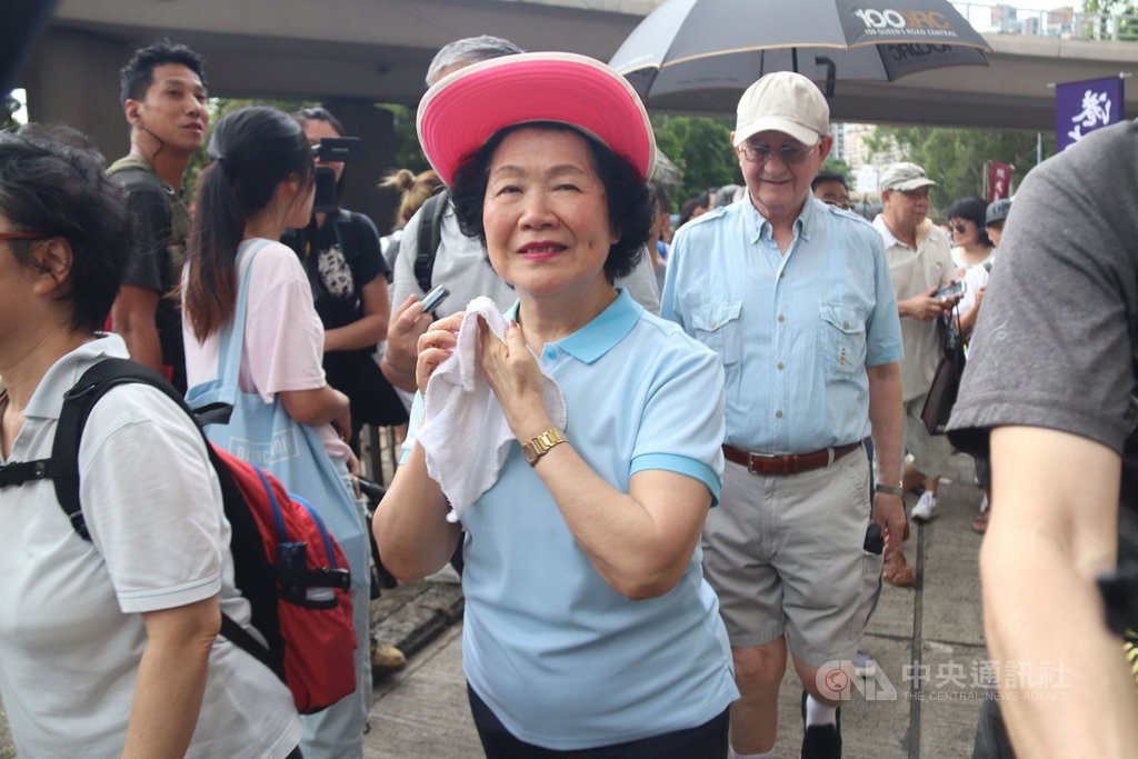 香港泛民精神領袖之一的前政務司司長陳方安生(戴紅帽者)26日突然宣布結束政治生涯,今後過平靜生活;圖為陳方安生此前參加泛民舉辦的遊行。(資料照片)中央社記者張謙香港攝 109年6月26日