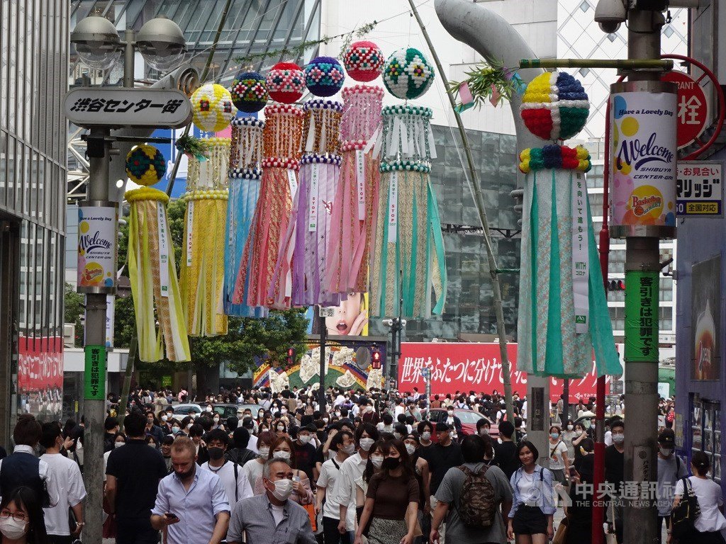 日本武漢肺炎確診病例25日新增521例,若加上鑽石公主號郵輪的確診病例,累計確診病例突破3萬例。東京新增295例,連17天單日新增確診逾百例。圖為24日東京澀谷。中央社記者楊明珠東京攝 109年7月25日