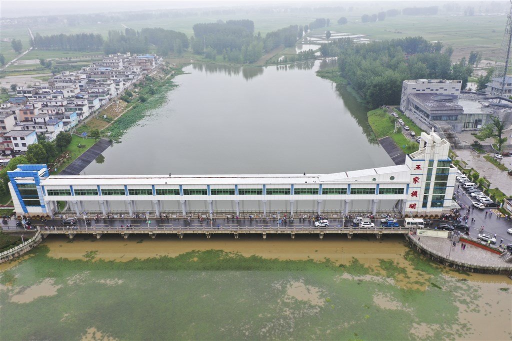 中國北方的淮河及支流連日來水位暴漲，安徽境內的淮河王家壩20日因洪水高於保證水位而洩洪，沿岸居名被迫緊急疏散。圖為王家壩18日水位已超越警戒值。（中新社）