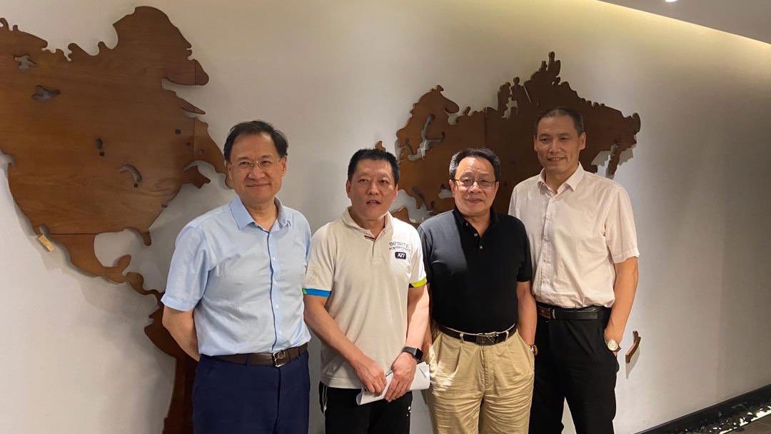 許章潤教授與原人權律師浦志強（右一），莫少平律師（右二）和尚寶軍律師在一起。 （推特圖片）