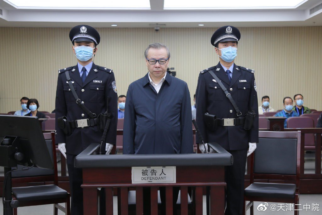 前中國華融資產管理公司董事長賴小民(前中)被控索取、非法收受財物共計人民幣17.88億元(約新台幣75.1億元),打破已宣判中國官員貪汙金額紀錄。(圖取自天津第二中級人民法院微博weibo.com)