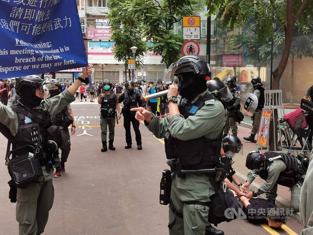 法國3日表示，由於中國實施港區國安法，法國正中止批准與香港間的引渡條約。圖為7月1日香港警方驅趕、逮捕反對港區國安法的示威人士。（中央社檔案照片）