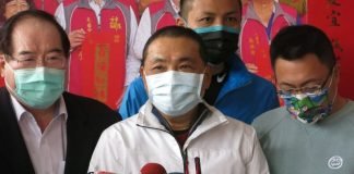 新北市長侯友宜（前中）23日參拜三重區先嗇宮後受訪，被問及對於鴻海集團創辦人郭台銘稱誰當領導人「讓神明來做決定」的看法，侯友宜說，每個人都有宗教信仰的力量，大家攜手會讓國家更好。（民眾提供）中央社記者黃旭昇新北傳真 112年1月23日