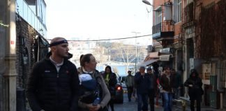 土耳其因植髮價格實惠、免簽入境以及距西亞、北非及歐洲大部分地區不遠等因素，吸引愈來愈多外國客到當地重拾茂密風采。伊斯坦堡街頭常見頭頂有細小紅點、裹著繃帶的男性。中央社記者鍾佑貞伊斯坦堡攝 111年1月13日