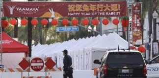 美國加州有許多亞裔居民的蒙特瑞公園市21日晚間一處舞廳發生大規模槍擊事件，已知10死10傷。圖為警方22日駐守在事發地點附近。（路透社）