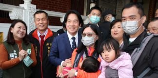 副總統賴清德（左3）25日到南投縣名間鄉朝聖宮發放福袋，吸引數百名鄉親前往排隊領取，氣氛熱鬧。中央社記者蕭博陽南投縣攝 112年1月25日