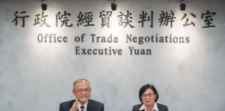 台美21世紀貿易倡議第2回合談判17日順利落幕，行政院政務委員、經貿談判辦公室總談判代表鄧振中（左）晚間在說明會中表示，雙方對大部分條文都有共識，只有少數條文須未來透過視訊協商。右為經貿談判辦公室副總談判代表楊珍妮。中央社記者裴禛攝 112年1月17日