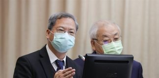 立法院經濟、內政等委員會聯席會議17日併案審查行政院函請審議疫後強化經濟與社會韌性及全民共享經濟成果特別條例草案等，國發會主委龔明鑫（左）列席備詢。中央社記者謝佳璋攝 112年1月17日