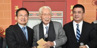 總統府資政辜寬敏27日上午辭世，享耆壽97歲。圖為民國107年辜寬敏（中）在前彰化縣長魏明谷（左）等人陪同下，回到鹿港鎮公所發放紅包給弱勢族群。（翻攝照片）中央社記者吳哲豪傳真 112年2月27日