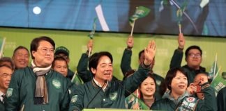 民進黨「信賴基隆選前之夜」8日晚間在基隆市國門廣場舉行，黨籍總統候選人賴清德（前中）致詞表示，他要讓基隆大翻身，成為台灣海洋新國門。中央社記者王朝鈺攝 113年1月8日