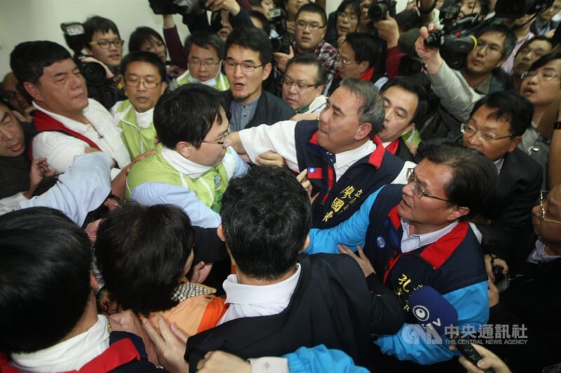 立法院內政委員會審查服貿協議,藍綠爆發衝突。圖左上身穿白衣與一半背心者為內政委員會召委張慶忠。(中央社檔案照片)