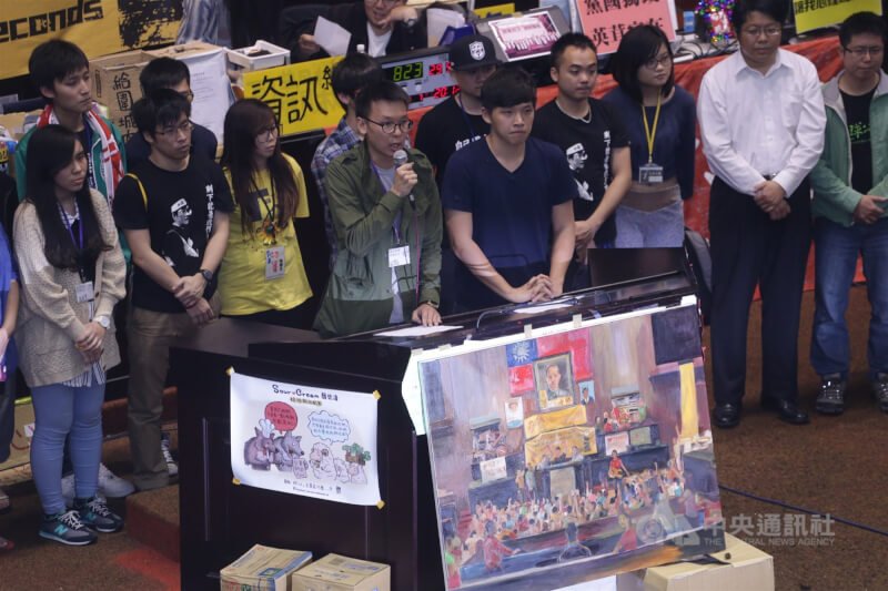 反服貿團體代表在立法院召開記者會宣布10日晚間6時退出立法院議場,表示未來將進一步組織化,與各團體結盟。前為學生代表林飛帆(左)與陳為廷(右)。(中央社檔案照片)