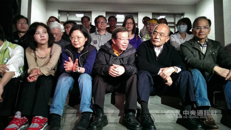 前行政院長游錫堃(右1)、民進黨主席蘇貞昌(右2)、前民進黨主席蔡英文(左2),謝長廷(右3)19日凌晨在立法院議場前聲援。(中央社檔案照片)