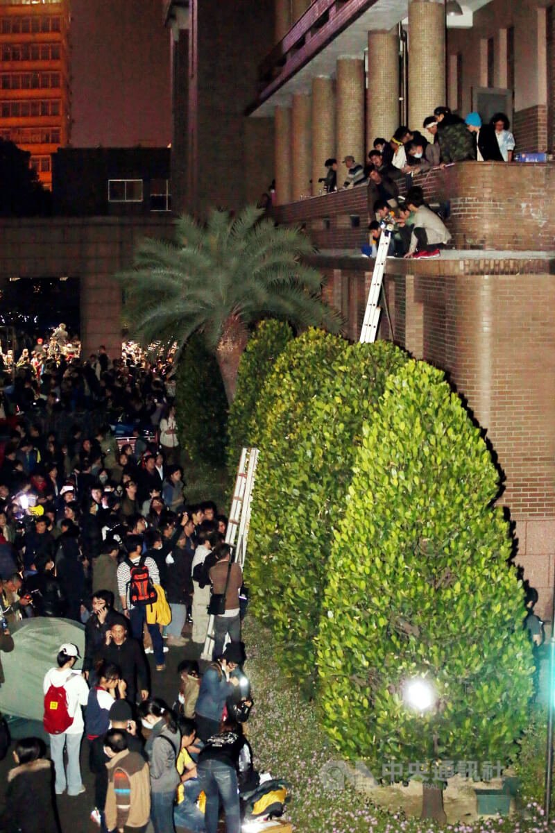 反服貿民眾架梯闖入行政院,打破建築物玻璃爬窗進入,包括院長室和機房都被攻占。(中央社檔案照片)