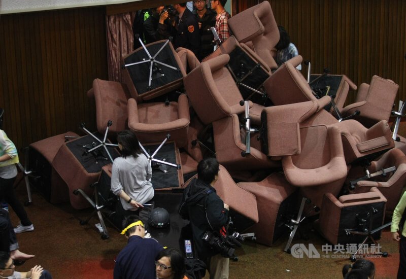 反黑箱服貿學生突破立法院側門的警力,衝入立法院議場抗議,拿椅子堵住議場出入口。(中央社檔案照片)