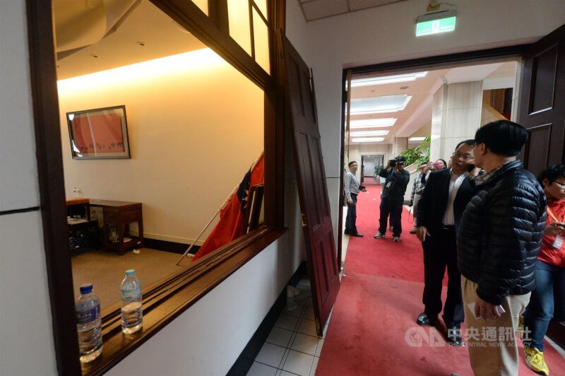 行政院副秘書長蕭家淇(右2)巡視遭破壞的行政院中央大樓,1樓接待室窗戶全破,大廳旁大門也遭破壞。(中央社檔案照片)