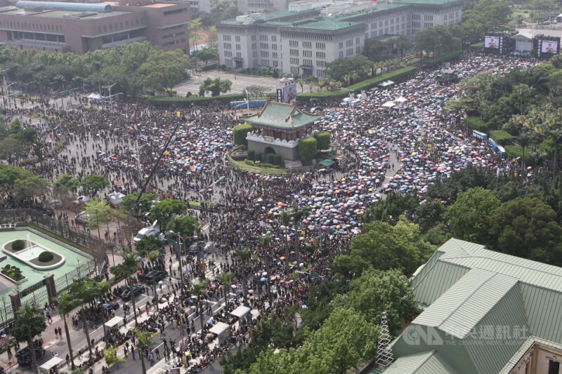 大批反服貿民眾湧上凱達格蘭大道參與「330人民站出來行動譴責國家暴力」活動,人潮塞爆台北景福門。(中央社檔案照片)