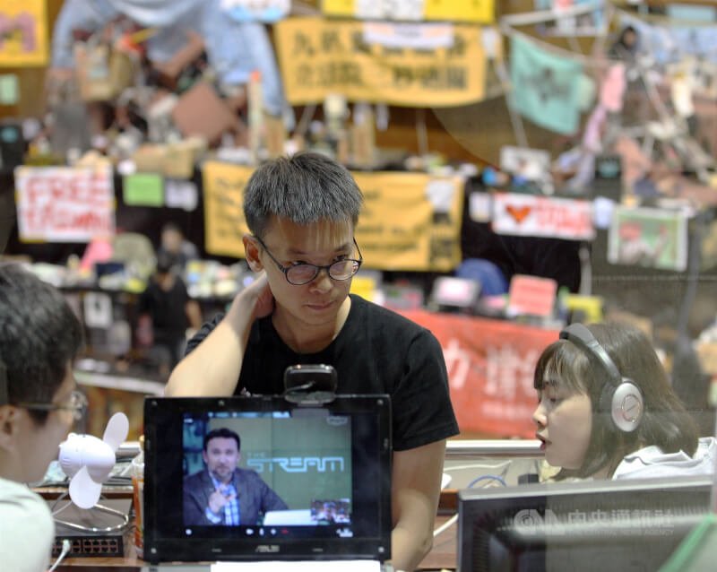 太陽花學運引起外媒關注,學生代表林飛帆1日凌晨3時30分,以視訊方式與阿拉伯半島電視台連線討論服貿議題。(中央社檔案照片)