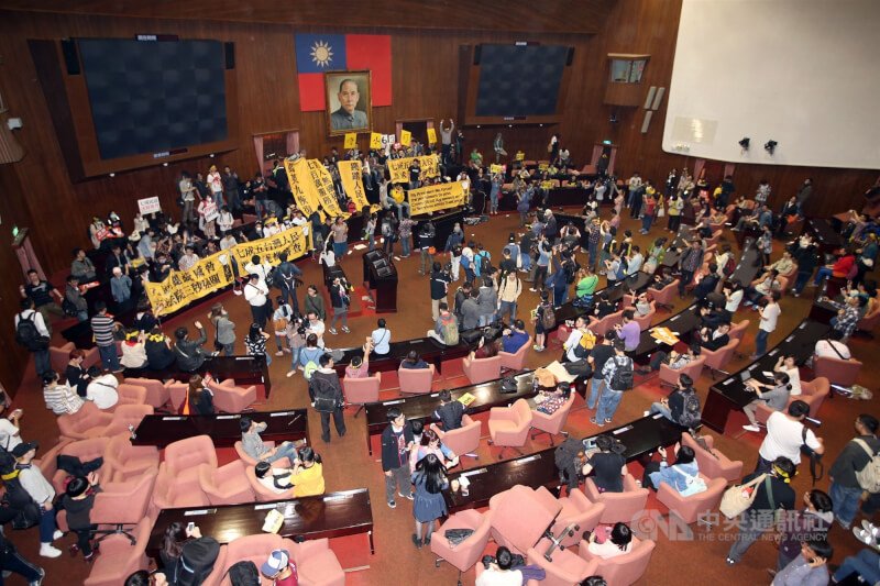 抗議服貿的學生、民間團體衝入立法院議場舉布條、呼口號,並透過Youtube及臉書現場直播。(中央社檔案照片)