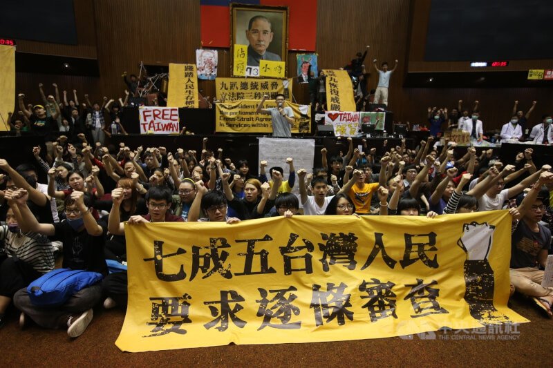 太陽花學運屆滿10年,對台灣政壇影響深遠。2014年3月20日,占據立法院議場的反服貿群眾喊話要總統馬英九進行公開對話及協商,要求承諾通過兩岸協議監督條例。(中央社檔案照片)
