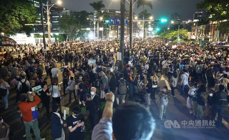 立法院會三讀修正通過立法院職權行使法部分條文,立法院外聚集抗議民眾,擠滿中山南路。中央社記者趙世勳攝 113年5月28日