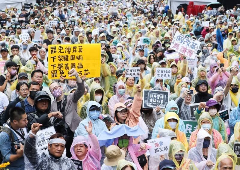 立法院會28日下午三讀修正通過立法院職權行使法部分條文,場外抗議民眾在三讀後高喊「韓國瑜下台」,並比出倒讚表達不滿。中央社記者鄭清元攝 113年5月28日