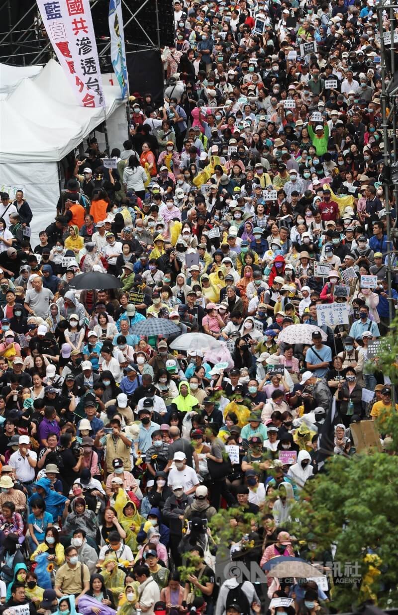 立法院場外聚集抗議人潮。中央社記者趙世勳攝 113年5月28日