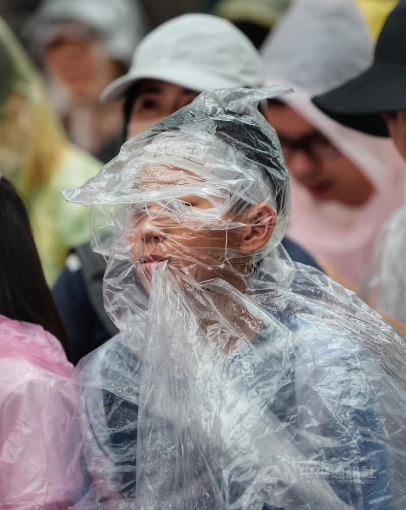 民眾在立法院大門外綁上白布條與太陽花表達訴求。中央社記者趙世勳攝 113年5月28日