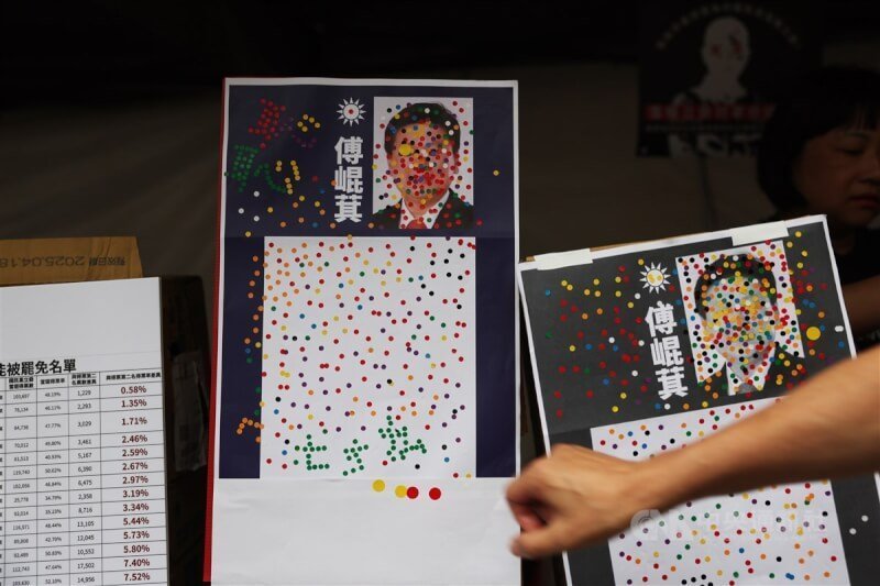 民團在立院外抗議,濟南路上晚間仍擠滿群眾。中央社記者王飛華攝 113年5月28日