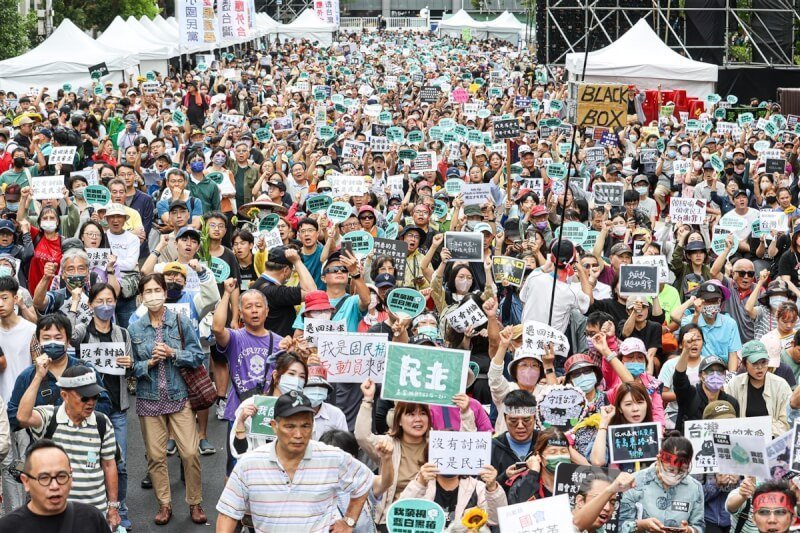 民眾在立法院外濟南路集結抗議,現場高喊口號,持標語看板表達訴求。中央社記者鄭清元攝 113年5月28日