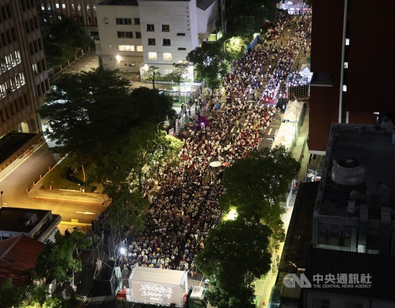 多個公民團體自19日至21日發起「公民反國會濫權 重返立法院集結」行動,20日入夜後立院外持續湧入人潮,以行動響應反國會濫權、拒絕民主倒退等訴求理念。中央社記者張皓安攝 113年6月20日