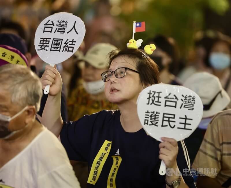 「公民反國會濫權 重返立法院集結」行動20日進入第2天,晚間在立法院外也持續進行公民論壇等活動,現場參與民眾手持標語表達訴求。中央社記者張皓安攝 113年6月20日