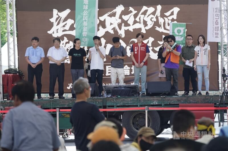 立法院21日表決行政院對國會職權修法所提覆議案，多個公民團體重回立法院周邊集結，被稱為「青鳥行動」再起，6大公民論壇代表在舞台上宣講，主張反對提高門檻沒收人民罷免權、反對民主防衛法治倒退等。中央社記者徐肇昌攝 113年6月21日