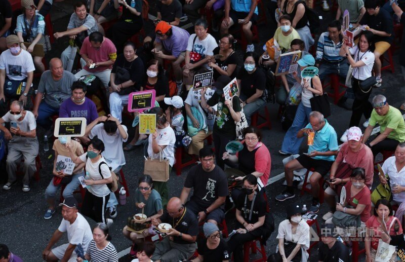 立法院21日否決國會職權修法覆議案，行政院及立法院民進黨團皆表示將提出釋憲聲請。圖為參與「青鳥行動」民眾傍晚仍聚集在濟南路上，持標語表達立場。中央社記者張新偉攝　113年6月21日