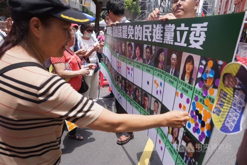 由於連日來各地罷免國民黨立委的聲浪不斷，「藍鷹行動」主持人呼籲支持者出手反制，並號召民眾罷免民進黨立委。中央社記者徐肇昌攝 113年6月21日