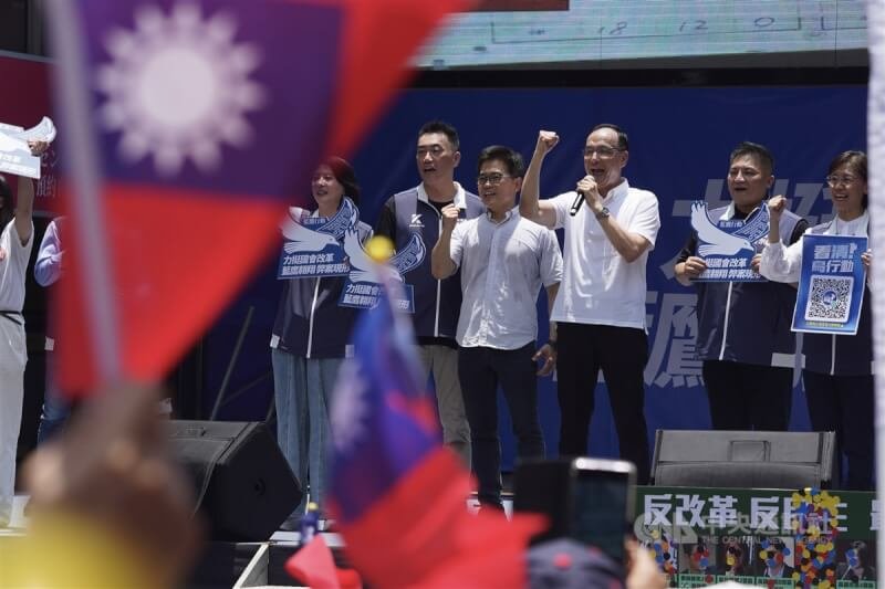 行政院針對立法院職權修法案提覆議，立法院會21日舉行記名投票表決，藍白挾人數優勢投票否決覆議案。國民黨主席朱立倫（右3）與黨籍立委在開票後，向立法院外的「藍鷹行動」支持者發表言論。中央社記者徐肇昌攝　113年6月21日