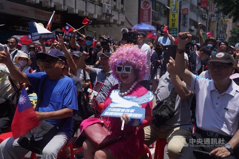 立法院21日記名投票表決行政院針對國會職權修法所提的2個覆議案，藍白挾人數優勢，覆議案遭否決。國民黨在立法院外的「藍鷹行動」支持者歡欣鼓舞。中央社記者徐肇昌攝　113年6月21日