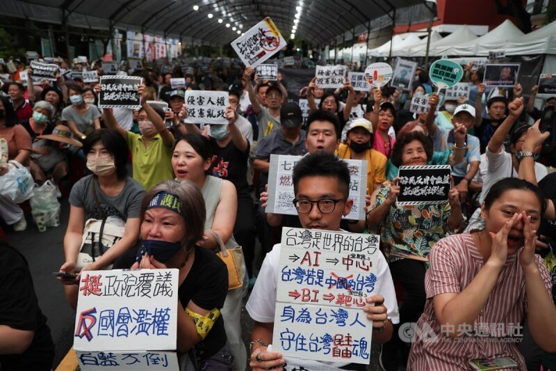 立法院21日否決國會職權修法覆議案，在立院外集結參與「青鳥行動」的民眾傍晚仍未散去，手持看板表達「反國會濫權」訴求。中央社記者張新偉攝　113年6月21日