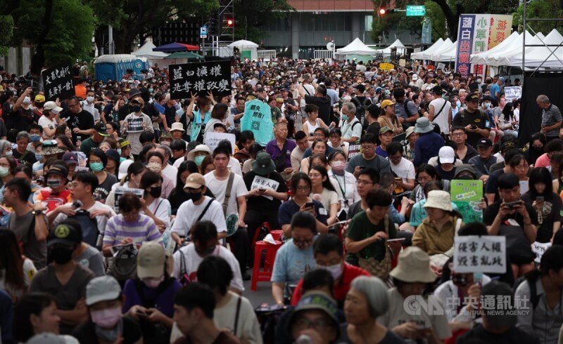 立法院會21日表決行政院針對國會職權修法提請立院覆議案，場外「青鳥行動」再起，參與民眾在覆議案開票後，傍晚持續聚在濟南路表達立場。中央社記者張新偉攝　113年6月21日