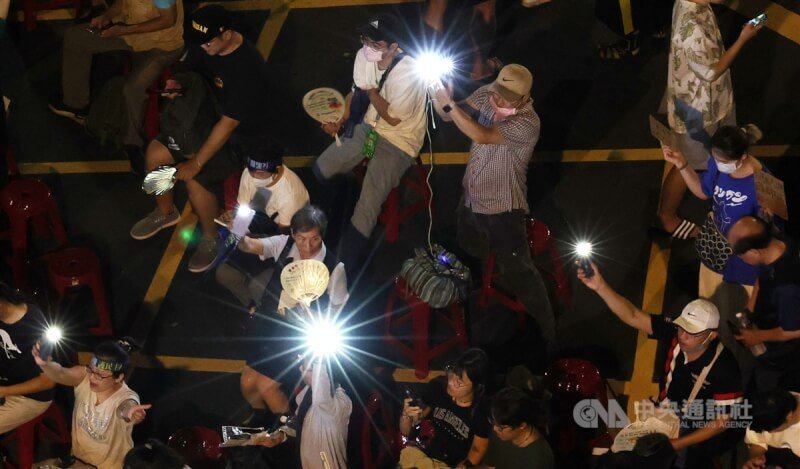 立法院21日否決國會職權修法覆議案，在立院外集結參與「青鳥行動」的民眾晚間仍未散去，許多人點亮手機燈光，配合舞台演出輕輕擺動，打造出一片燈海。中央社記者張新偉攝 113年6月21日