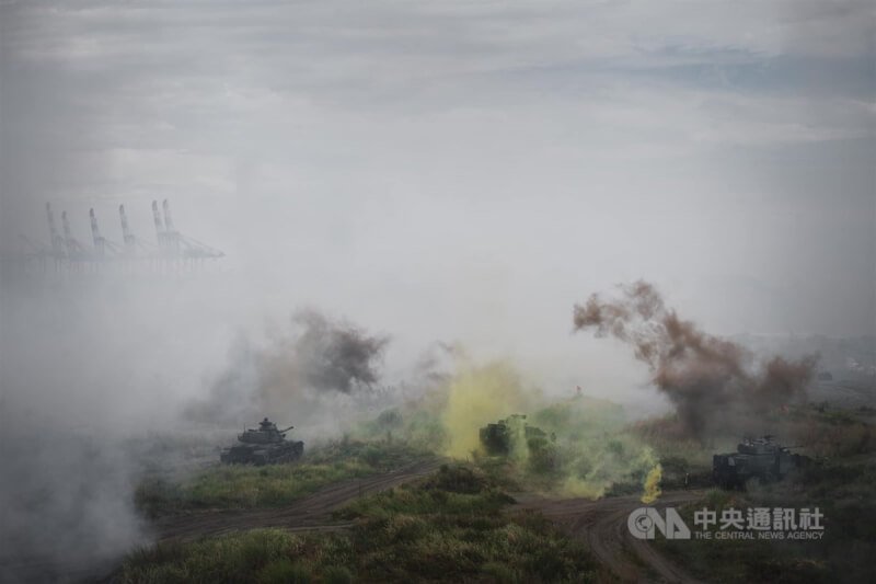 國軍漢光39號實兵演習,民國112年於新北八里海灘執行反登陸作戰演練,除了出動各式戰甲車,也施放煙霧隱蔽行動。圖攝於112年。中央社記者游凱翔攝 113年6月23日