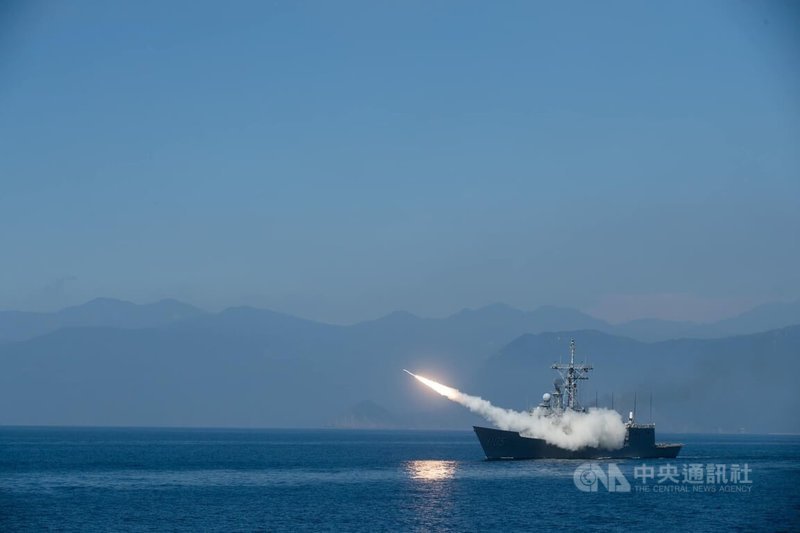 漢光40號演習,今年參演與戰備部隊分開,但例如海軍的參演部隊若遇特殊情勢,將立即轉換為戰備部隊,圖為成功級巡防艦實彈射擊畫面。圖攝於111年。中央社記者游凱翔攝 113年6月23日