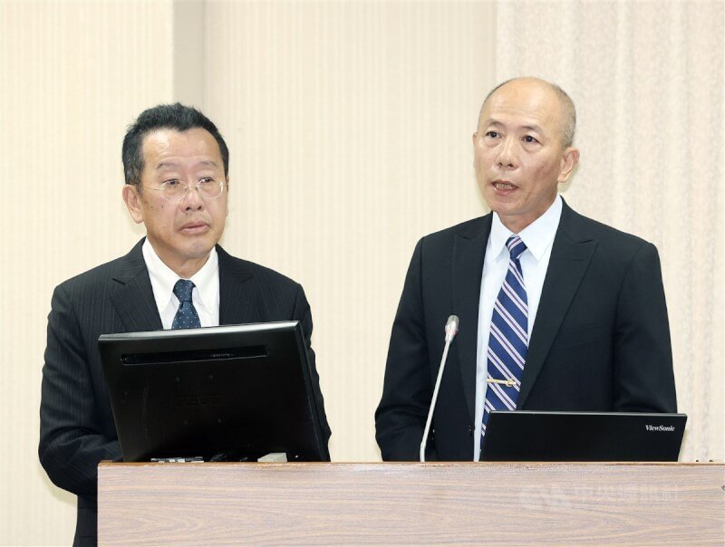 國防部長顧立雄(左)、參謀總長梅家樹(右)26日上午列席立法院外交及國防委員會,專案報告「漢光四十號演習規劃情形」,並備質詢。中央社記者郭日曉攝 113年6月26日