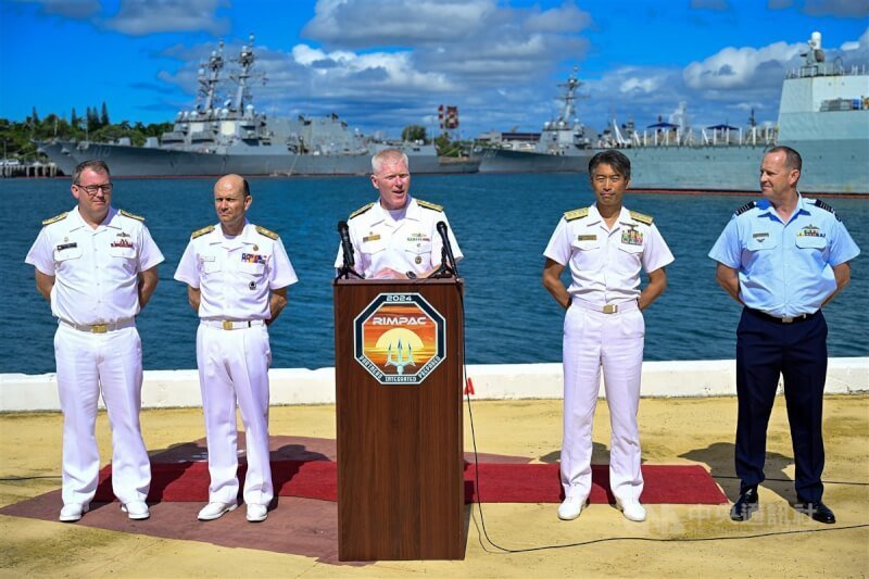 2024年環太平洋演習(RIMPAC)27日起在夏威夷及其周邊地區登場,29個國家參與。右起澳洲皇家空軍聯合部隊隊長莫里斯(Clinton Morris)、日本海上自衛隊少將橫田和司、美軍第3艦隊司令韋德(John Wade)、智利海軍准將葛瑞羅(Alberto Guerrero)、加拿大聯合行動指揮部備戰總監莫納漢(K.W.A Monaghan)。中央社特約記者Edward Bungubung攝 113年6月28日