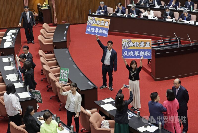 民進黨立委手舉標語，高喊「國產變黨產」口號。中央社記者裴禛攝　113年6月14日