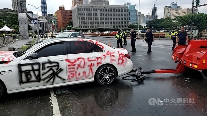 杜姓男子1日下午先開著車身噴有「國家認知作戰」等字句的白色車輛到美國在台協會車道不停按喇叭,經警方到場勸導後才離去,不料隨後又開至總統府前衝撞花台,警方已將杜男帶回派出所實施酒測和釐清案情。(翻攝照片)中央社記者黃麗芸傳真 113年7月1日