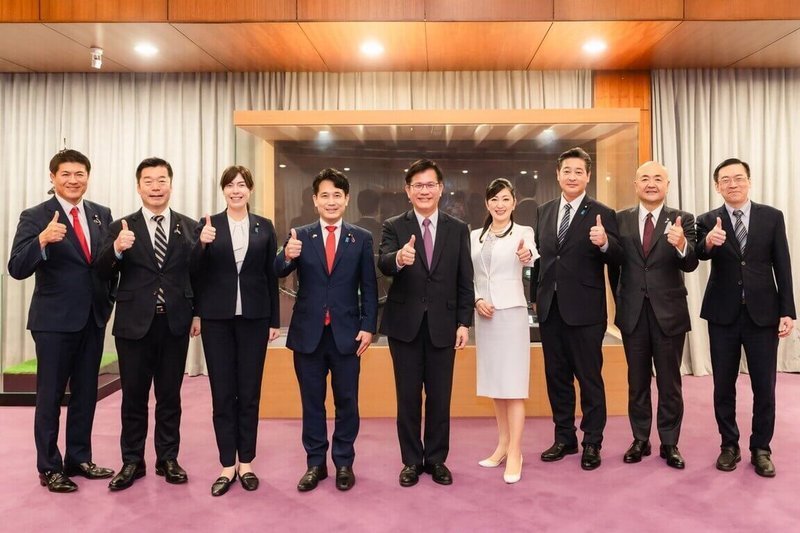 外交部長林佳龍(中)3日與「日本參議院TY會台灣訪問團」合影。(外交部提供)中央社記者楊堯茹傳真 113年7月3日