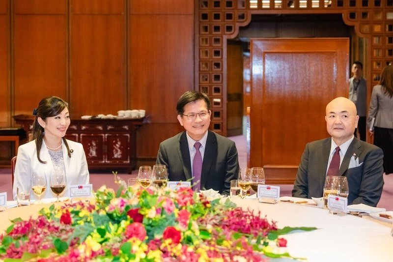 外交部長林佳龍(中)3日款宴「日本參議院TY會台灣訪問團」,左為日本參議員吉川有美,右為日本駐台代表片山和之。(外交部提供)中央社記者楊堯茹傳真 113年7月3日